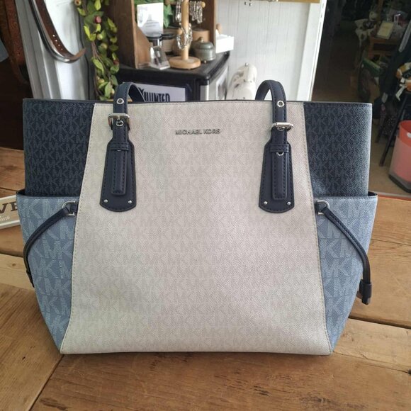 Michael Kors Large Voyager - Block Signature Logo Tote Bag - Picture 1 of 7